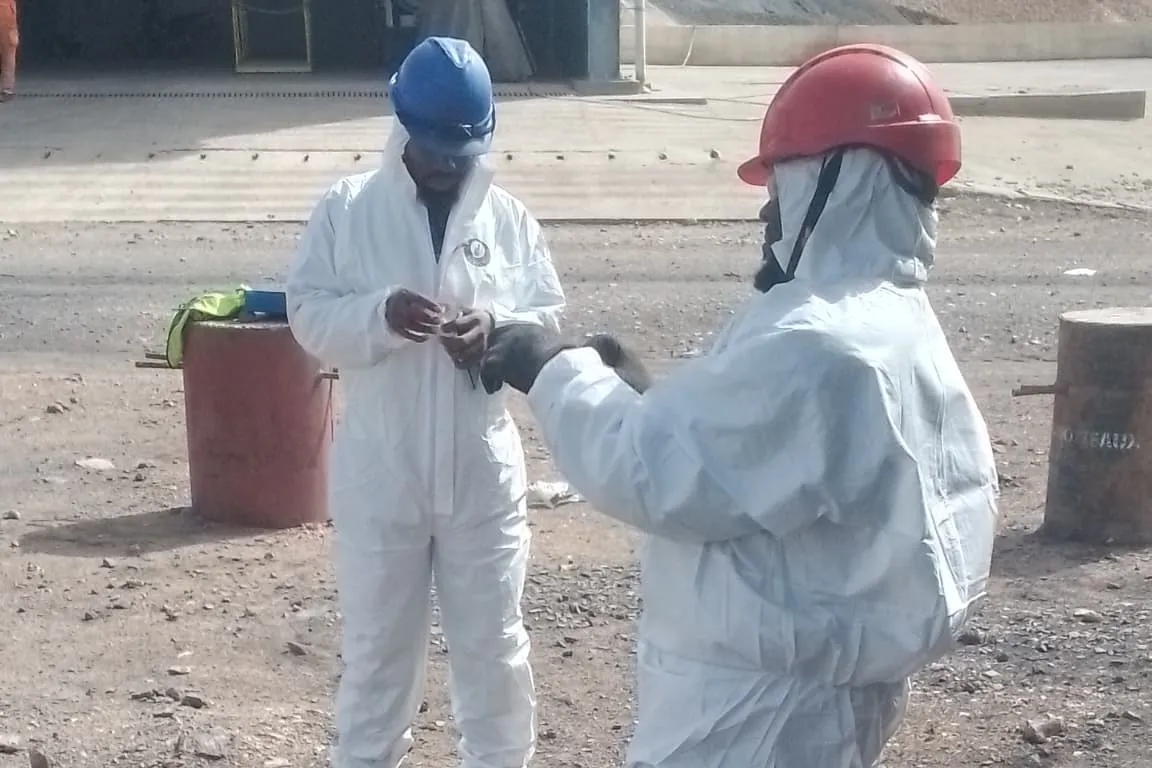 Mines & carrières — Équipes en combinaison de protection sur un site minier