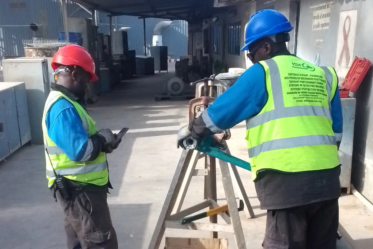Maintenance — Équipe ISIT en intervention : préparation et cintrage de tube
